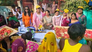 Read more about the article लायंस फेमिना ने बांटे छतव्रतियों को साड़ी