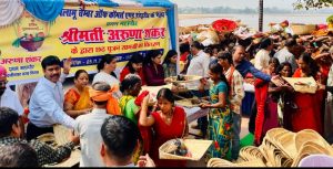 Read more about the article पलामू चैंबर आफ कमर्स एंड इंडस्ट्रीज के नेतृत्व में छठ बरतियों के बीच छठ सामग्री का वितरण