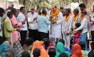 Read more about the article कांग्रेस प्रत्याशी ने दर्जनों गांव का किया दौरा