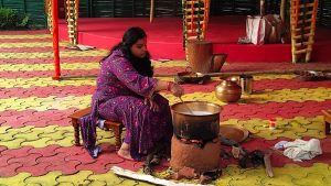 Read more about the article पलामू की एसपी रीष्मा रमेशन ने केरल से आकर निभाई छठ पूजा की परंपरा, पति ने बढ़ाया हौसला