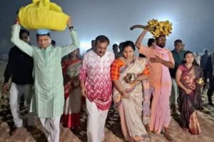 Read more about the article एसपी रीष्मा रमेशन ने भगवान सूर्य को अर्घ्य दिया