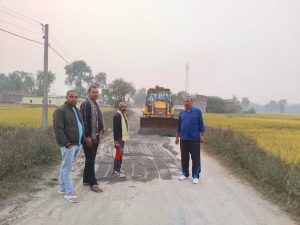Read more about the article ओपी प्रभारी ने निजी खर्च से कराई सड़क की मरम्मती
