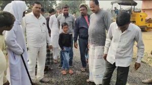 Read more about the article सड़क निर्माण में घटिया सामग्री के प्रयोग,आक्रोशित ग्रामीणों ने कार्य रोका