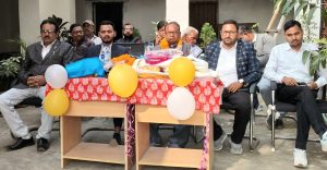 Read more about the article जनता उच्च विद्यालय के लेखपाल को सेवानिवृत के बाद सम्मान पूर्वक दी गयी विदाई