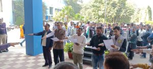Read more about the article संविधान दिवस:समाहरणालय परिसर में प्रस्तावना का सामूहिक पाठ