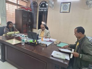 Read more about the article प्रशासन गांव की ओर अभियान का अपर समाहर्ता ने बीडीओ-सीओ संग समीक्षा की