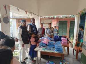 Read more about the article छात्र-छात्राओं के बीच पोशाक का किया गया वितरण