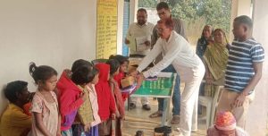 Read more about the article छात्र छात्राओं के बीच पोशाक का हुआ वितरण