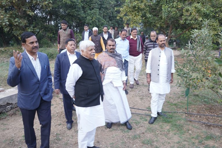 Read more about the article केंद्रीय सूचना एवं प्रसारण राज्य मंत्री पहुंचे चियांकि,संतरा बगान का लिया ज़ायज़ा