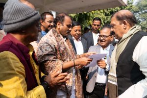 Read more about the article केंद्रीय मंत्री से मिलकर कलाकारों ने दिया मांग पत्र