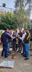 Read more about the article फलाइंग आफिसर में सफलता प्राप्त करने पर मेयर प्रत्याशी मनोज कुमार सिंह ने अर्पित आनंद को किया सम्मानित।
