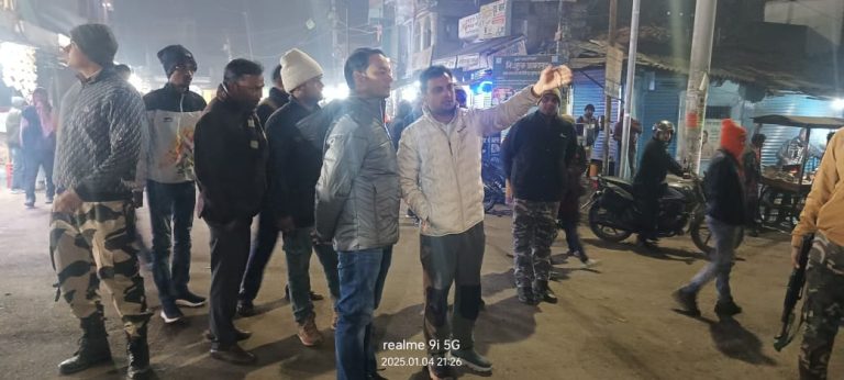 Read more about the article बढ़ती ठंड व शीतलहरी के बीच उपायुक्त ने ज़रूरतमंदो के बीच कंबल का किया वितरण