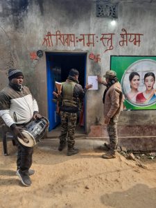 Read more about the article पुलिस ने वारंटी के घर चिपकाए इश्तेहार