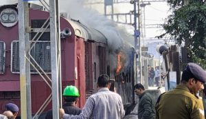 Read more about the article Update: गढ़वा रोड स्टेशन पर रेलवे की इंस्पेक्शन ट्रेन में लगी आग, कई ट्रेनों का परिचालन हुआ प्रभावित