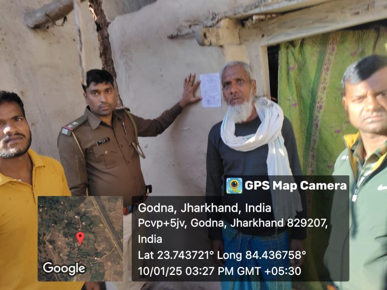 Read more about the article लातेहार जिला के तीन फरार अभियुक्त के घर पर सतबरवा पुलिस ने इस्तहार चिपकाया