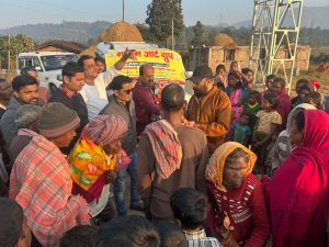 Read more about the article कलाकारों ने किए सुदूर ग्राम में कंबल वितरण