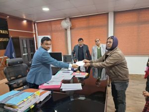 Read more about the article जनता दरबार:आग से झूलसी बच्ची को उपायुक्त ने निजी रूप से किया आर्थिक सहयोग,मुआवजा राशि व आरटीई अंतर्गत एडमिशन कराने का दिया भरोसा