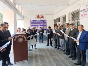 Read more about the article मतदाता दिवस पर पीडीजे के नेतृत्व में ब्यवहार न्यायालय में शपथ दिलाया गया