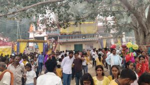 Read more about the article महाशिवरात्रि पर बरवाडीह पहाड़ी शिव मंदिर में लगा श्रद्धालुओं का तांता