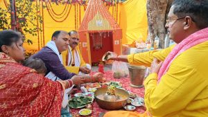 Read more about the article पंडवा थाना परिसर स्थित शिव मंदिर में मंत्रोंचारण कर हुई भगवान शंकर की विधि विधान से पूजा- अर्चना