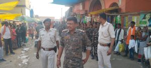 Read more about the article रंग पर होली को लेकर सतबरवा पुलिस ने किया फ्लेग मार्च