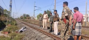 Read more about the article ट्रेन के आगे कूदकर व्यक्ति ने की आत्महत्या, पुलिस जांच में जुटी
