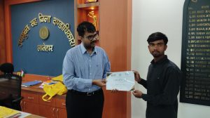 Read more about the article उपायुक्त श्री उत्कर्ष गुप्ता के द्वारा प्रमाणपत्र देकर सम्मानित किया गया।