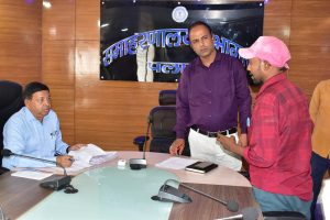 Read more about the article जनता दरबार में उप विकास आयुक्त ने सुनी लोगों की फरियाद