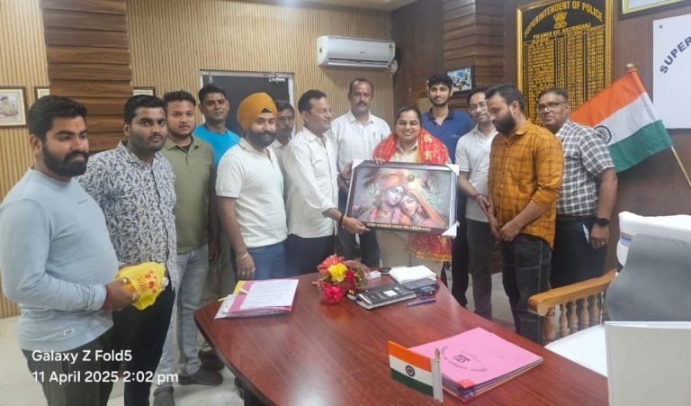 Read more about the article बाजार व्यवसाई एकता मंच ने पलामू एसपी रिष्मा रमेशन को किया समानित