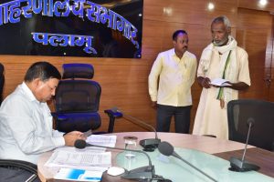 Read more about the article जनता दरबार में उप विकास आयुक्त ने सुनी समस्या