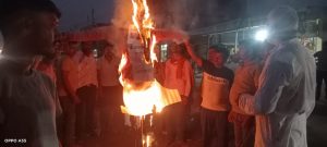 Read more about the article पहलगाम हमले के खिलाफ बारियातू में पाकिस्तान के पीएम का पुतला दहन किया