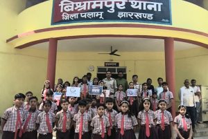 Read more about the article विश्रामपुर पुलिस ने चलाया जागरूकता अभियान, बच्चों को “गुड टच” और “बैड टच” के बारे में दी गई जानकारी