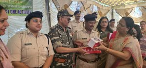Read more about the article ट्रैफिक पुलिस कर्मियों के बीच लायंस क्लब फेमिना डालटनगंज ने किया चश्मा और थरमस किट का वितरण