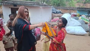 Read more about the article किन्नर समाज ने निभाया सामाजिक दायित्व, मुसहर बस्ती में की वस्त्र एवं सहायता सामग्री वितरित