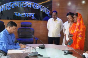 Read more about the article जनता दरबार में उप विकास आयुक्त ने सुनी लोगों की समस्याएं