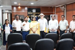 Read more about the article एनएचएम नियुक्ति:कुल 101 अभ्यर्थियों का किया गया अंतिम चयन,5 अभ्यर्थियों के बीच उपायुक्त ने सांकेतिक रूप से नियुक्ति पत्र का किया वितरण