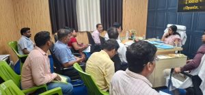 Read more about the article डीसी ने आकांक्षी प्रखंड हरिहरगंज सभागार में बैठक कर योजनाओं की समीक्षा की