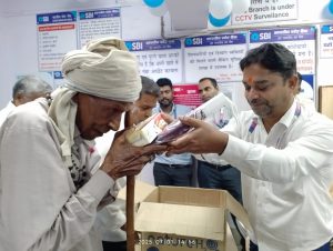 Read more about the article पंडवा एसबीआई का मना 70 वां स्थापना दिवसबीएम ने केक काटकर मनाया