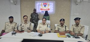 Read more about the article हत्या के आरोपी पति को टांगी सहित किया गया गिरफ्तार