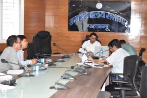 Read more about the article उप विकास आयुक्त ने शिक्षा विभाग द्वारा किये जा रहे कार्यों की समीक्षा की