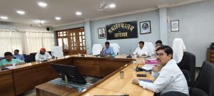 Read more about the article उपायुक्त की अध्यक्षता में आधारभूत संरचना से संबंधित समीक्षा बैठक हुई संपन्न…