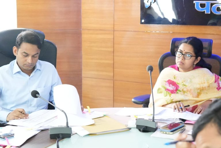 Read more about the article उपायुक्त ने जिले के सभी तकनीकी अभियंताओं संग बैठक कर संचालित विभिन्न योजनाओं के प्रगति की समीक्षा की