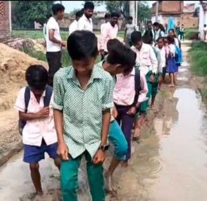 Read more about the article बारिश में मुसीबत बनी कच्ची सड़क, फिसल कर चोटिल हो रहे स्कूली बच्चे