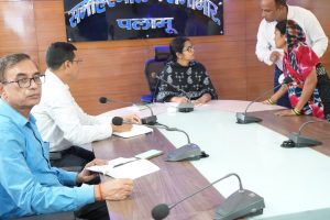 Read more about the article जनता दरबार में पहुंचे फरीयादी, उपायुक्त ने सुनी समस्याएं