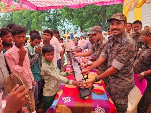 Read more about the article पुलिस प्रशासन जनता के द्वार, हुसैनाबाद के महुडंड में जन समाधान शिविर का सफल आयोजन