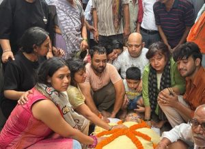 Read more about the article जेलर सुबोध कुमार की माता जी के निधन पर शोकाकुल हुए लोग