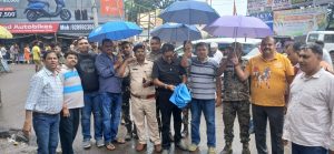 Read more about the article लायंस क्लब ऑफ डालटनगंज ने पुलिस कर्मियों एवं जरूरतमंदों के बीच छाता का किया वितरण