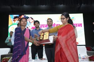 Read more about the article नीति आयोग के संपूर्णता अभियान में बेहतर कार्य करने वाले पदाधिकारियों एवं कर्मियों को डीसी ने किया सम्मानित