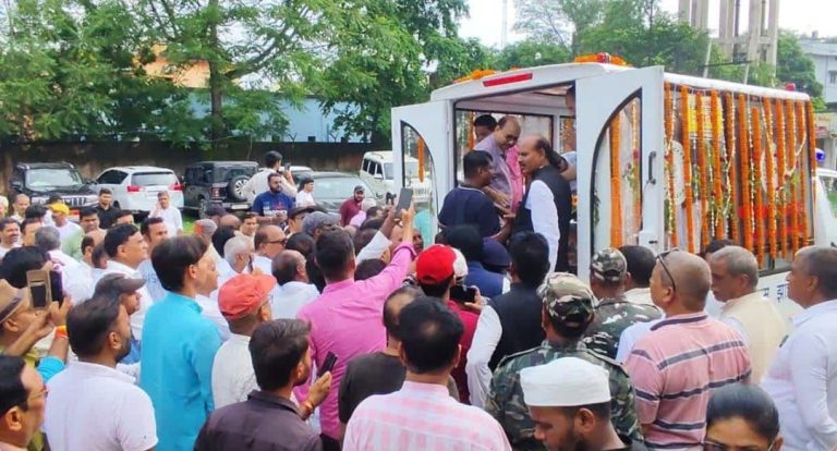 Read more about the article पूर्व मंत्री सह धनबाद के पूर्व सांसद चंद्रशेखर दुबे उर्फ ददई दुबे का पार्थिव शरीर शनिवार को पलामू लाया गया कांग्रेस भवन में सैकड़ो लोगों ने दी श्रद्धांजलि