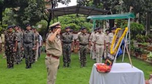 Read more about the article दिशोम गुरु शिबू सोरेन के निधन पर डीआईजी नौशाद आलम ने दी श्रद्धांजलि, जवानों के साथ रखा दो मिनट का मौन